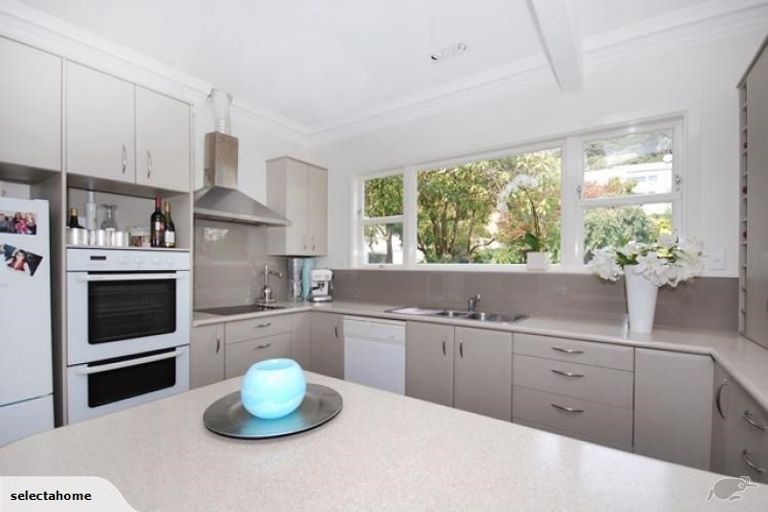 Photo of property in 18 Nikau Street, Eastbourne, Lower Hutt, 5013