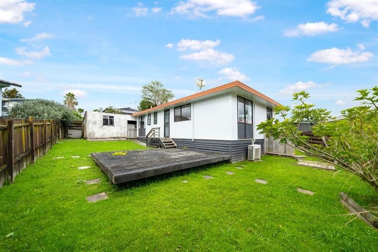 Photo of property in 2/76 Parrs Cross Road, Henderson, Auckland, 0612