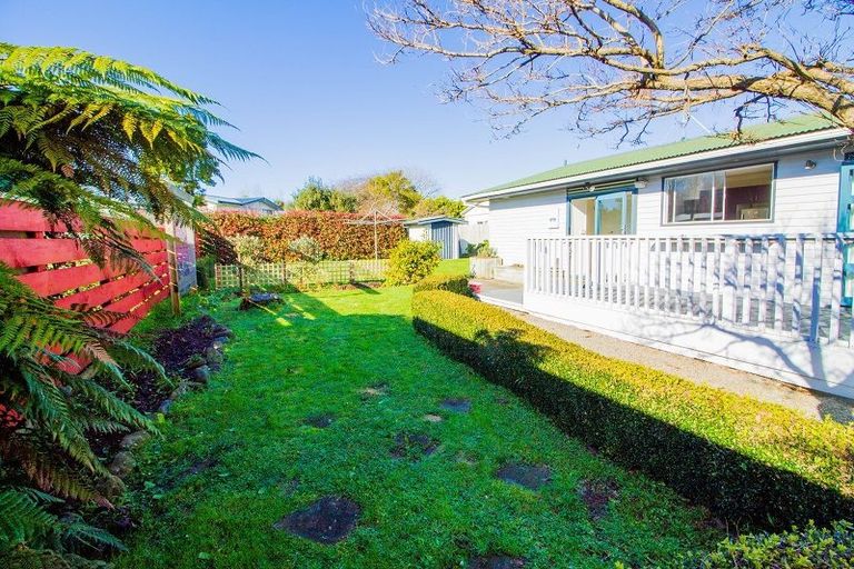 Photo of property in 2 Hughan Place, Carterton, 5713