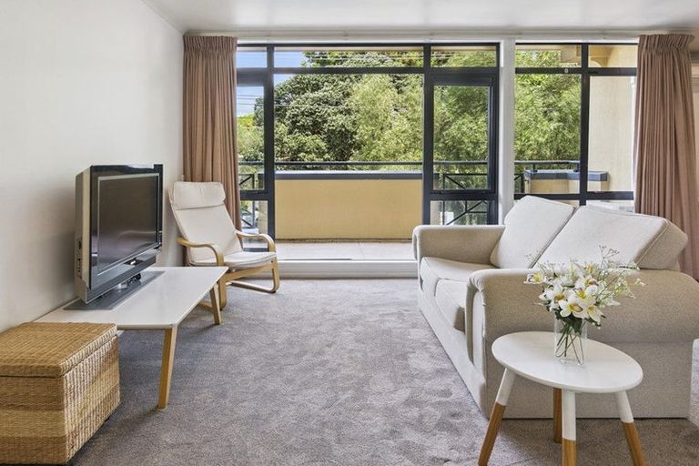 Photo of property in 2c/7-11 Bute Road, Browns Bay, Auckland, 0630