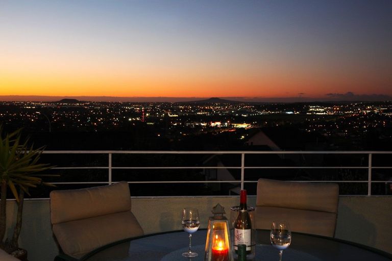 Photo of property in 17 Santa Monica Place, Goodwood Heights, Auckland, 2105