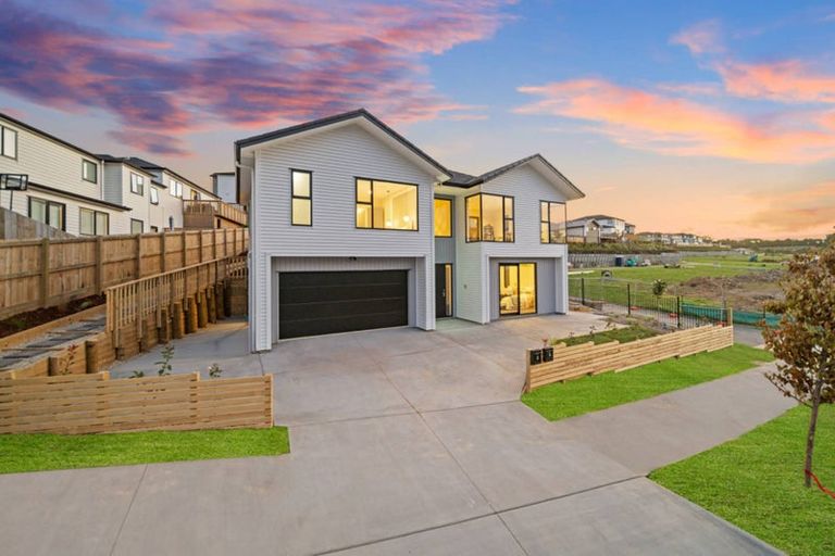 Photo of property in 128 Skulander Crescent, Orewa, 0931