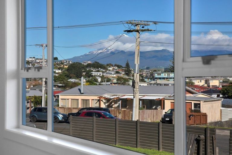 Photo of property in 25 Simons Street, Moturoa, New Plymouth, 4310