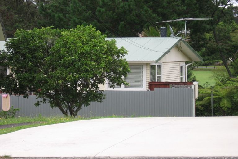 Photo of property in 8 Lucknow Place, Blockhouse Bay, Auckland, 0600