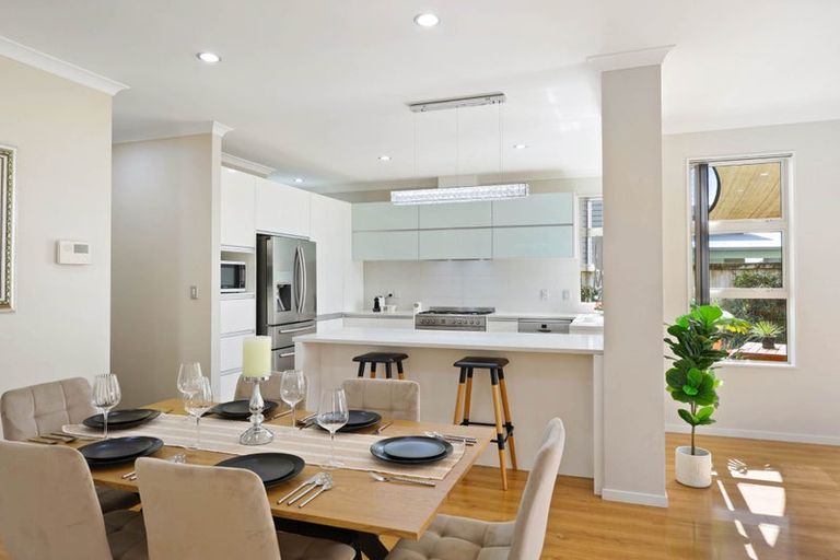 Photo of property in 111 Lake Panorama Drive, Henderson Valley, Auckland, 0612