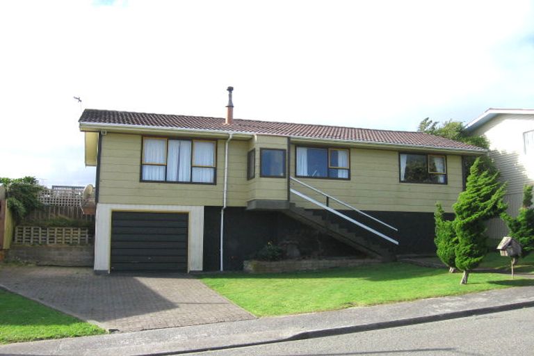 Photo of property in 20 Colchester Crescent, Newlands, Wellington, 6037