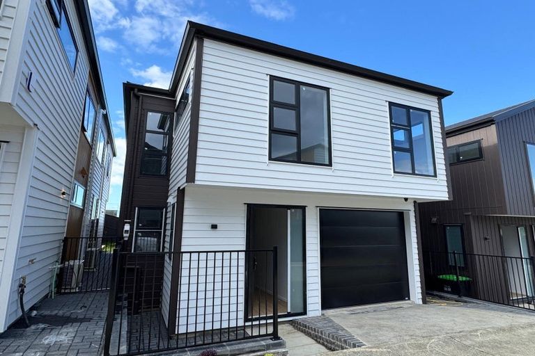 Photo of property in 4/90 Picasso Drive, West Harbour, Auckland, 0618