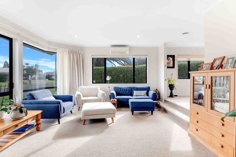 Photo of property in 32 Connemara Court, West Harbour, Auckland, 0618