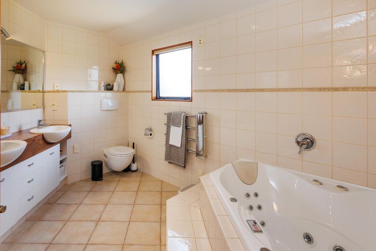 Photo of property in 33 Ruapehu Drive, Fitzherbert, Palmerston North, 4410