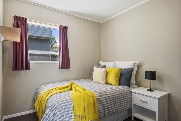 Photo of property in 23a Brooker Grove, Newlands, Wellington, 6037