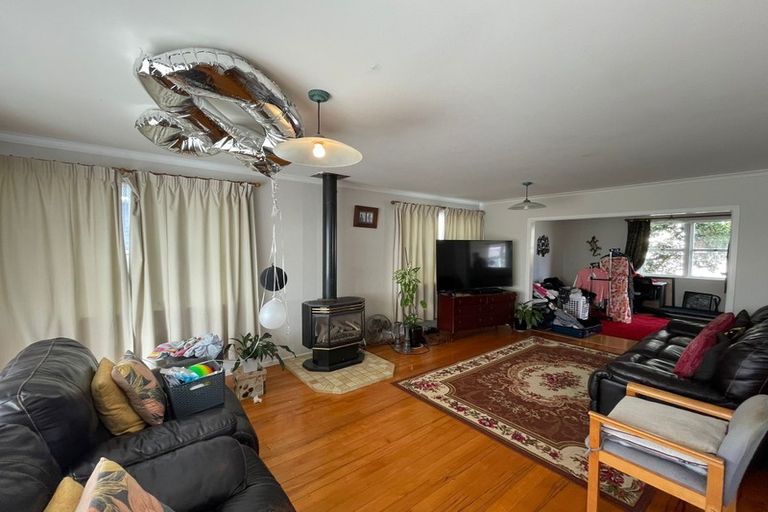 Photo of property in 5 Lex Avenue, Green Bay, Auckland, 0604