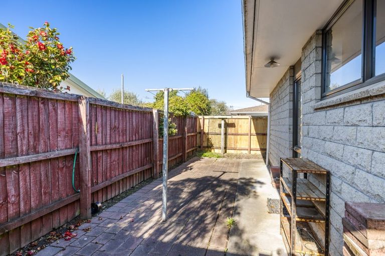 Photo of property in 1/52a Aorangi Road, Bryndwr, Christchurch, 8053