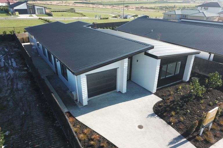 Photo of property in 40 Lumbarda Drive, Kumeu, 0810