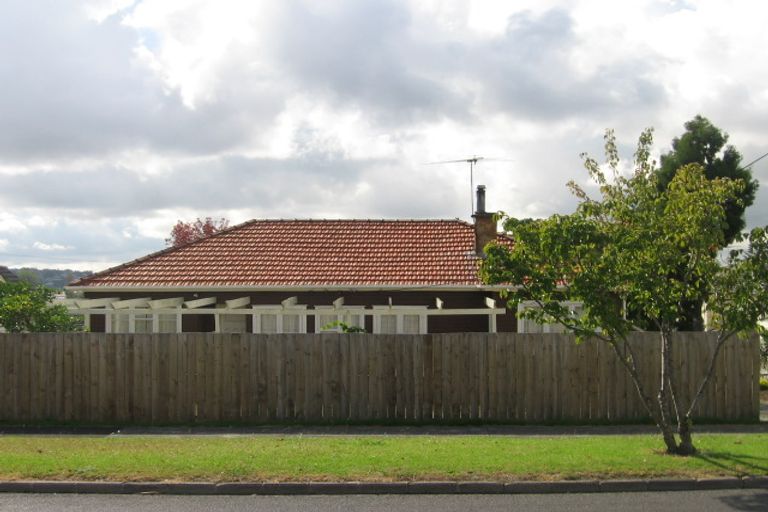 Photo of property in 8 Links Road, New Lynn, Auckland, 0600