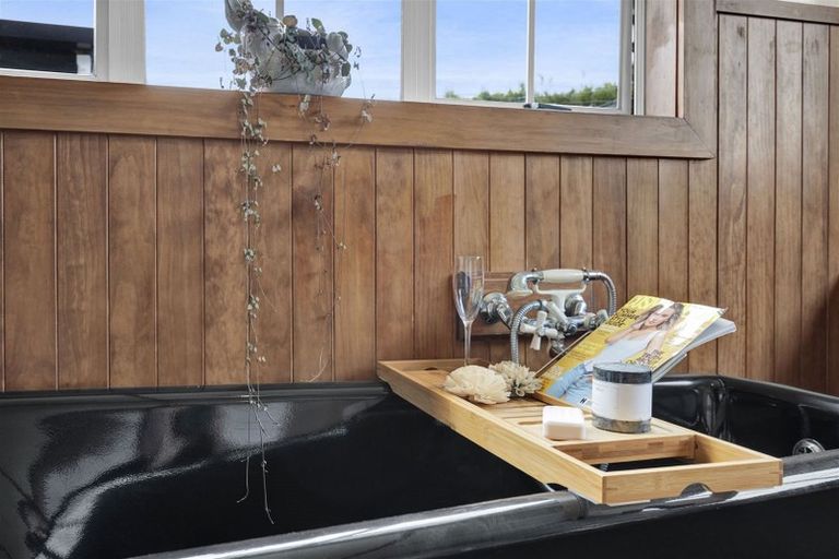 Photo of property in 206 Henwood Road, Paraite, New Plymouth, 4372