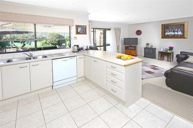 Photo of property in 6 Middlefield Drive, East Tamaki Heights, Auckland, 2016