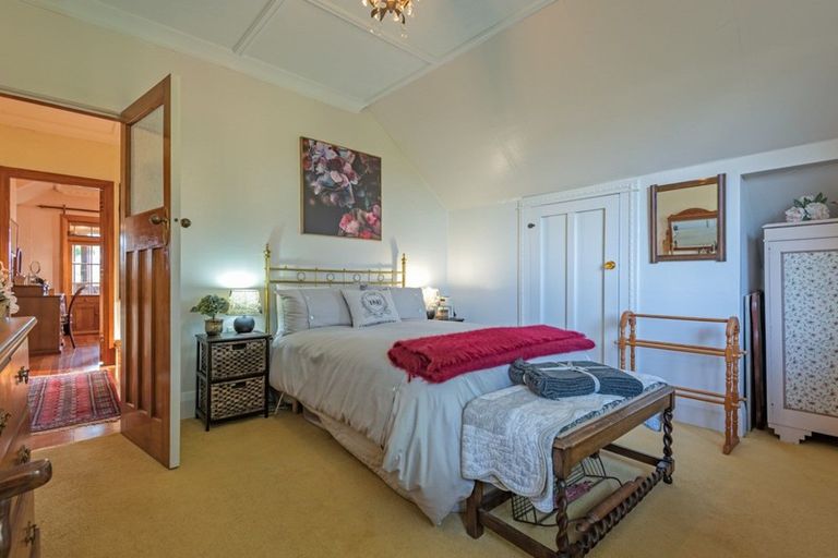 Photo of property in 2 Turitea Road, Fitzherbert, Palmerston North, 4472