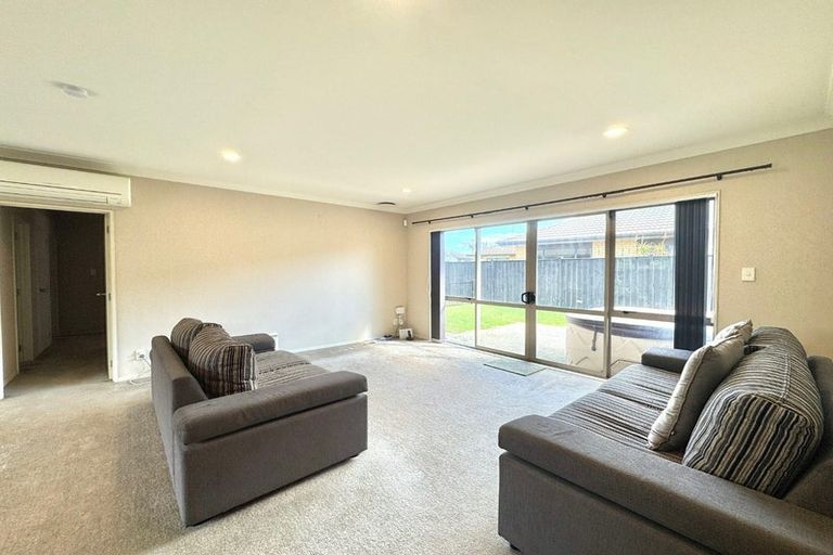 Photo of property in 54 Stranraer Crescent, Wattle Downs, Auckland, 2103