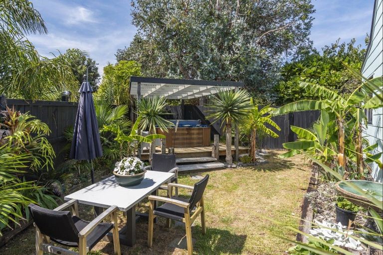 Photo of property in 2 Island View Terrace, Waikanae Beach, Waikanae, 5036