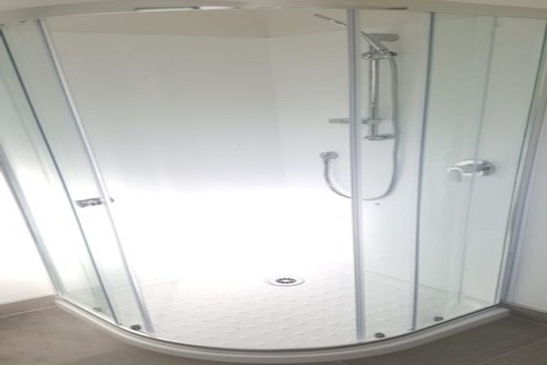 Photo of property in 1/2 Griffiths Place, Te Atatu South, Auckland, 0610