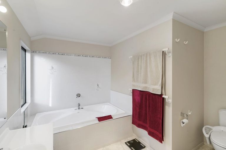 Photo of property in 22 Beach Road, Te Atatu Peninsula, Auckland, 0610