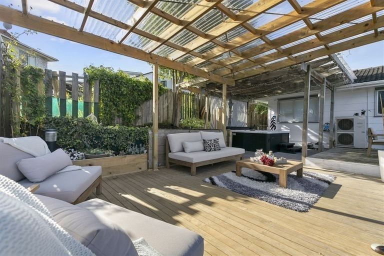 Photo of property in 19 Laurina Road, Sunnynook, Auckland, 0620