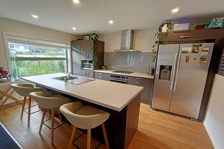 Photo of property in 2 Hull Place, Whitby, Porirua, 5024