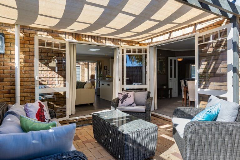 Photo of property in 9 Taylor Place, Merrilands, New Plymouth, 4312