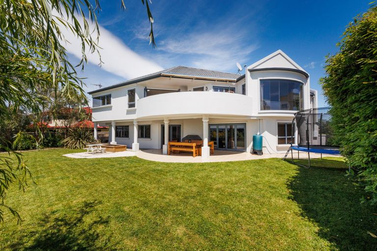 Photo of property in 33 Ruapehu Drive, Fitzherbert, Palmerston North, 4410