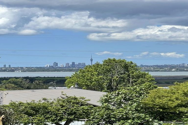 Photo of property in 233 Te Atatu Road, Te Atatu South, Auckland, 0610