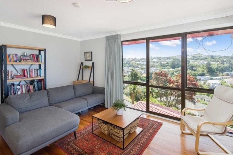 Photo of property in 102 Ruskin Road, Newlands, Wellington, 6037