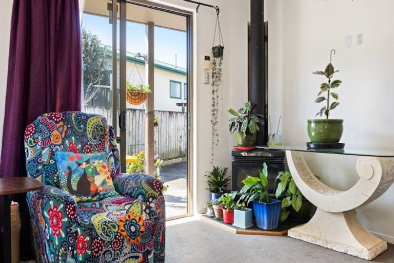 Photo of property in 4b Fernleigh Avenue, Waiuku, 2123