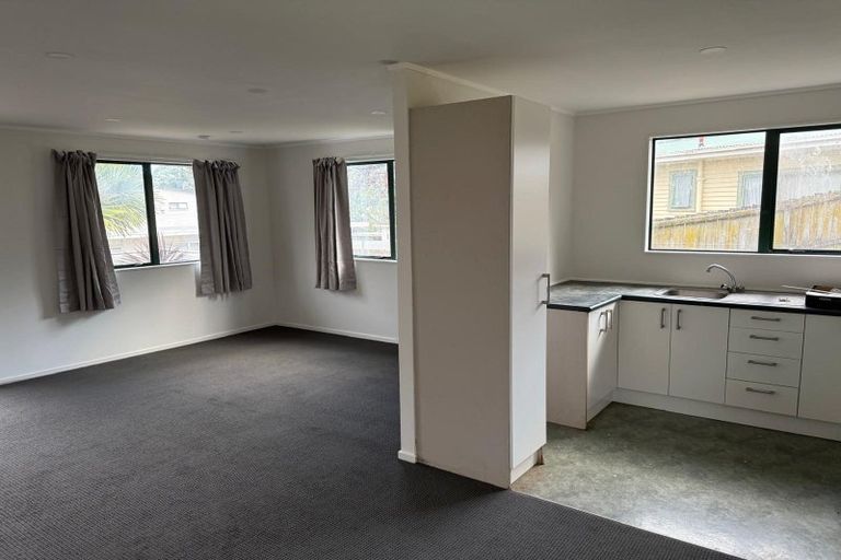 Photo of property in 10 Kaponga Crescent, New Lynn, Auckland, 0600