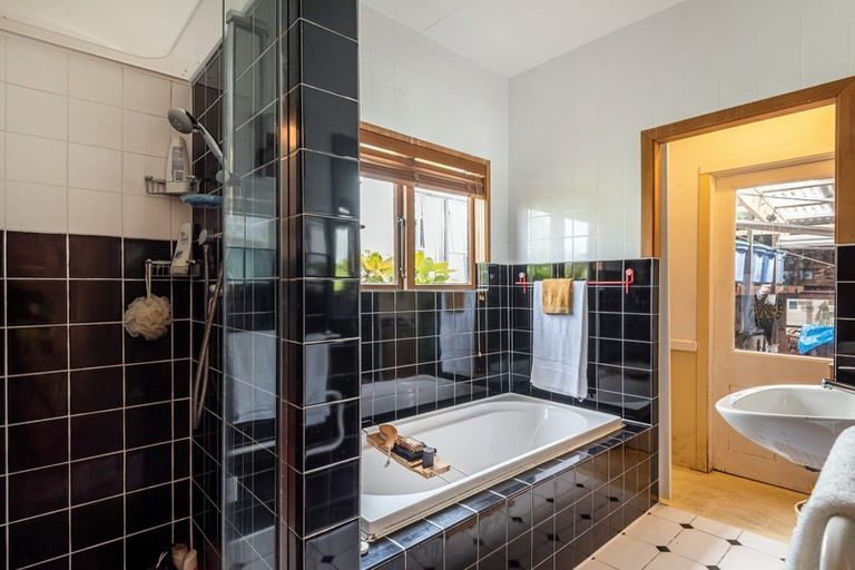 Photo of property in 9 Merani Street, Narrow Neck, Auckland, 0622