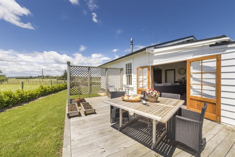 Photo of property in 628 Parewanui Road, Bulls, 4894