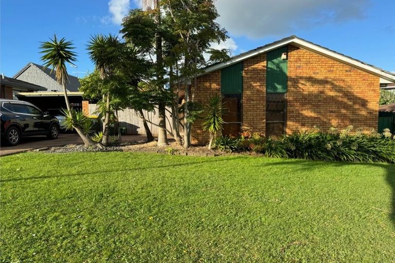 Photo of property in 21 Voltaire Court, Botany Downs, Auckland, 2010