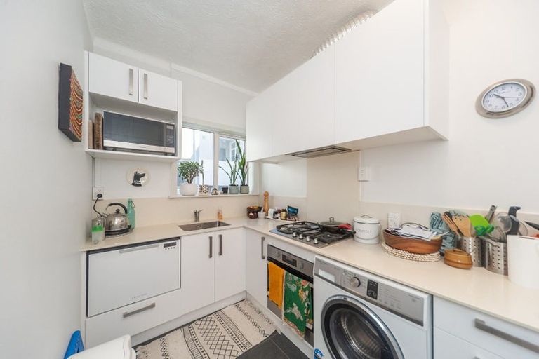 Photo of property in Hamilton Flats, 3/9 Hawker Street, Mount Victoria, Wellington, 6011