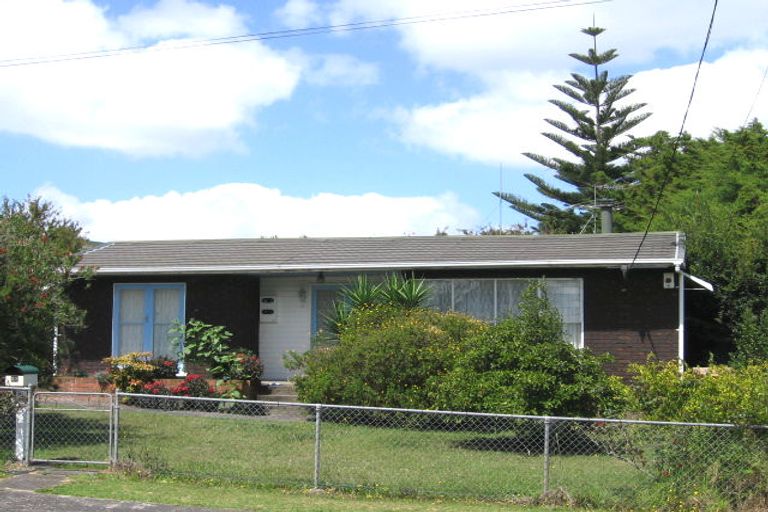 Photo of property in 32 Sunnyhaven Avenue, Beach Haven, Auckland, 0626