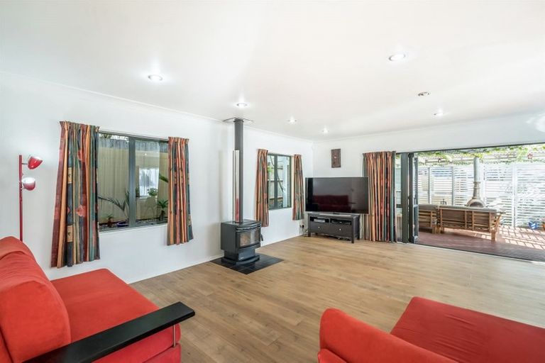 Photo of property in 774a East Coast Road, Oteha, Auckland, 0630