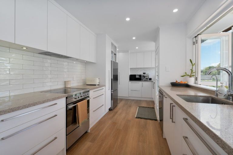 Photo of property in 6 Thornlow Street, Glendene, Auckland, 0602