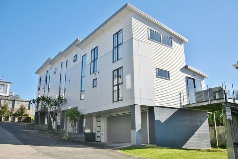 Photo of property in 16b Woodall Place, Totara Vale, Auckland, 0627