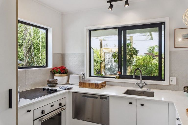 Photo of property in 2 Island View Terrace, Waikanae Beach, Waikanae, 5036