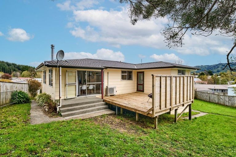 Photo of property in 7 Edelweiss Grove, Timberlea, Upper Hutt, 5018