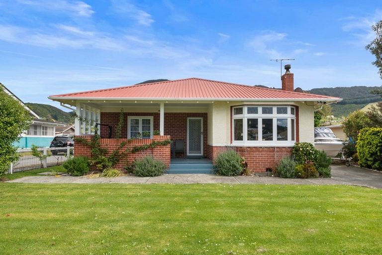 Photo of property in 27 Devon Street, Picton, 7220