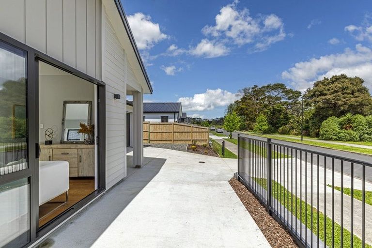 Photo of property in 11 Mcindoe Road, Kumeu, 0810