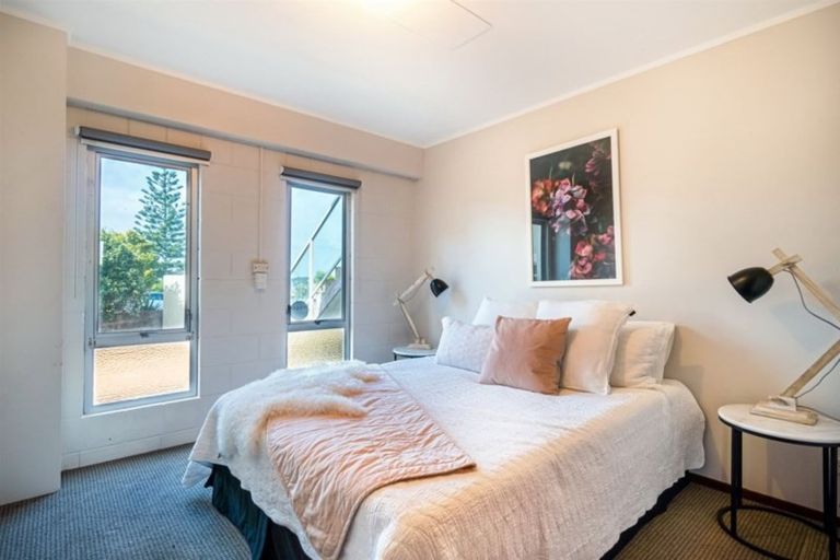 Photo of property in 15 Colin Wild Place, Glenfield, Auckland, 0629