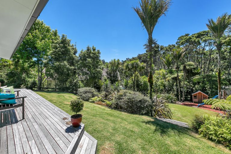 Photo of property in 42 Landing Road, Titirangi, Auckland, 0604