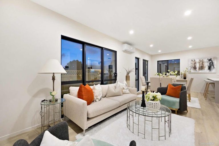 Photo of property in 152a Botany Road, Botany Downs, Auckland, 2010