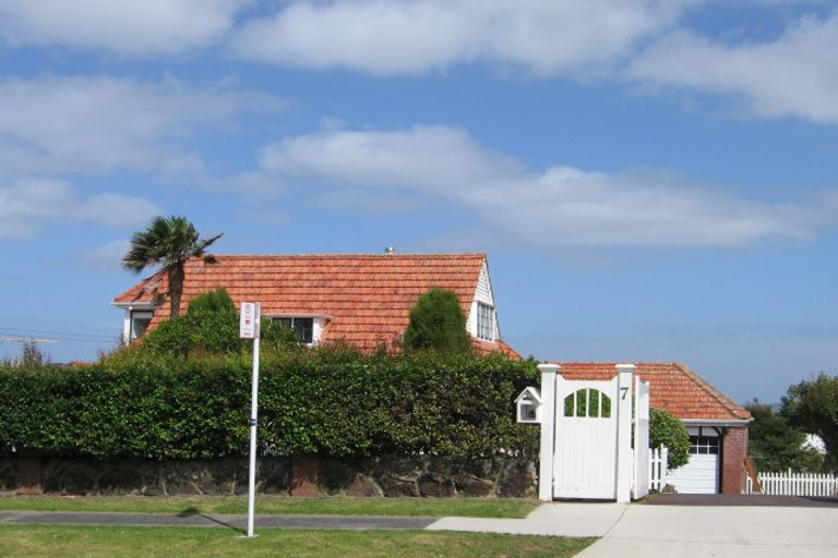Photo of property in 7 Pupuke Road, Birkenhead, Auckland, 0627