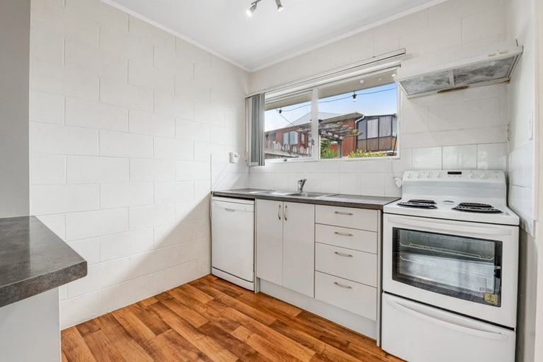 Photo of property in 2/587 Glenfield Road, Totara Vale, Auckland, 0629